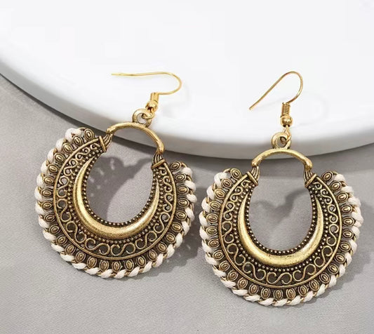 Boho Baroque round drop earrings - White