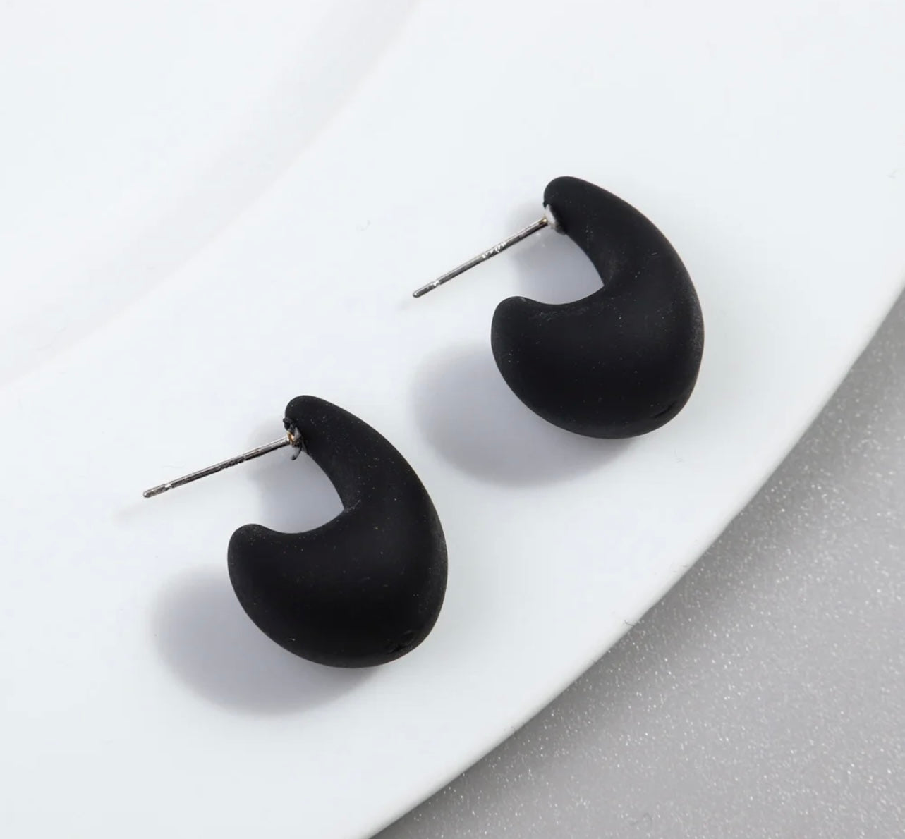 Colour teardrop stud (small) - Black
