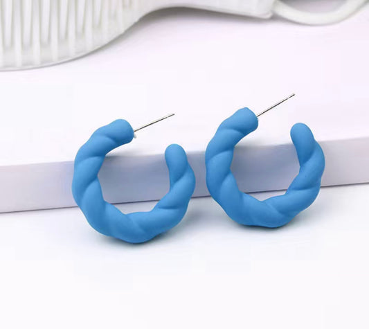 Twist hoop acrylic earrings - Light Blue